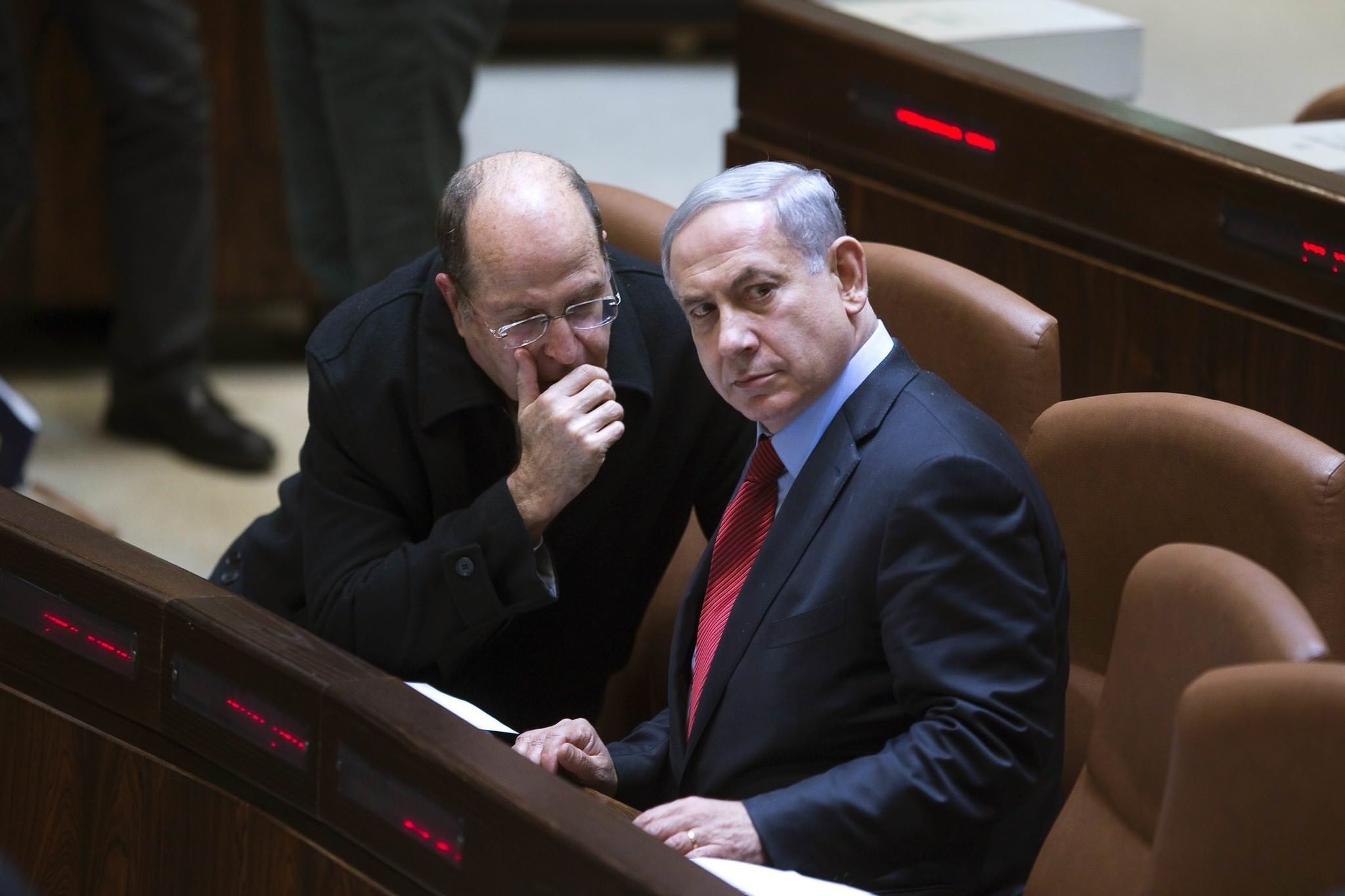 Israel's Defence Minister Moshe Yaalon (L) speaks with Prime Minister Benjamin Netanyahu during a session of the Knesset, the Israeli parliament, in Jerusalem December 1, 2014. (Reuters Photo)