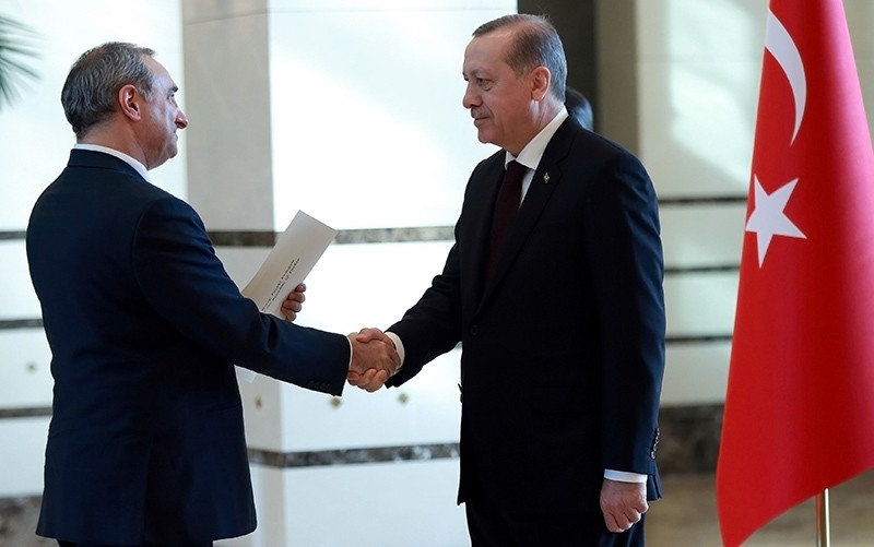 Israeli ambassador to Turkey Eitan Naeh (L) presents his letter of credence to Turkish President Recep Tayyip Erdogan (R) at the presidential Complex in Ankara, on December 5, 2016 (AFP Photo)