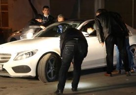 Lüks otomobilinde başından vurulmuş halde bulundu