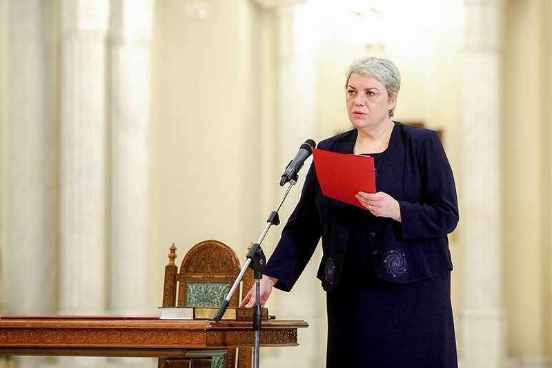 Sevil Shhaideh is sworn in for the position of minister for regional administration and public administration, in Bucharest, Romania, May 20, 2015. Picture taken May 20, 2015. (Reuters Photo)