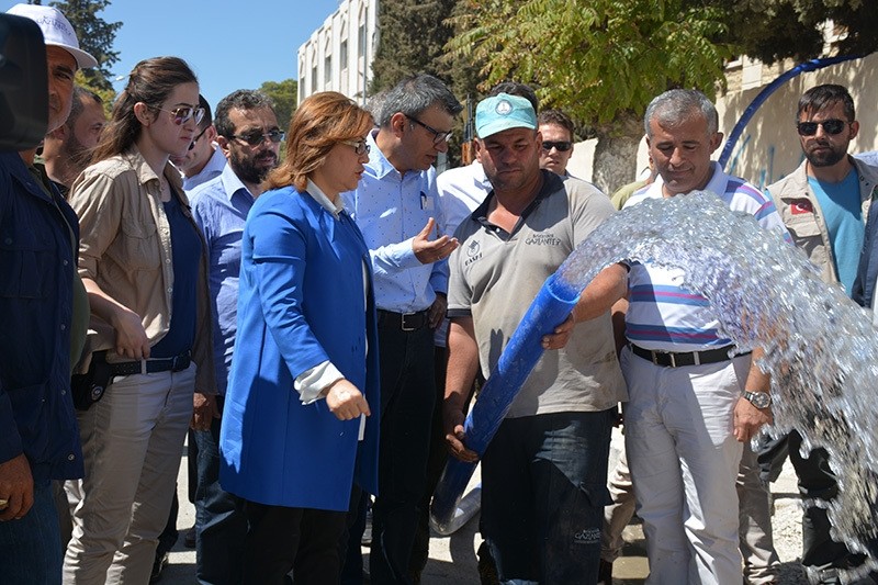 Gaziantep Mayor Fatma u015eahin (C) was briefed on the latest developments of reconstruction efforts in Jarablus. (AA Photo)