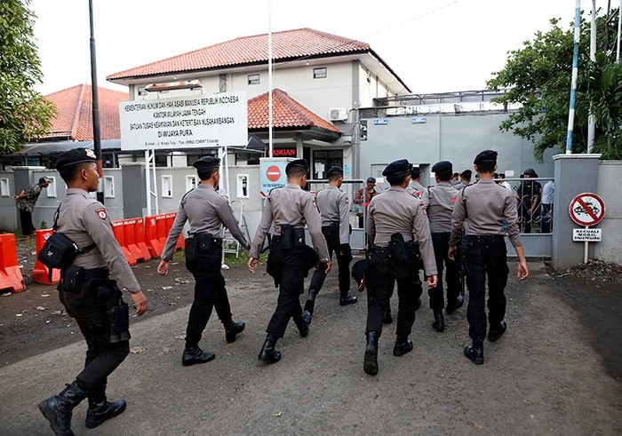 Police walk near the gate to the ferry port for the prison island of Nusa Kambangan island, ahead of the expected execution of 14 drug convicts, including at least four foreigners, in Cilacap, Central Java, Indonesia July 28, 2016. (Reuters Photo)