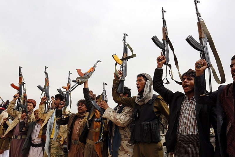 Houthi supporters shout slogans and brandish weapons during a gathering to mobilize more fighters into several battlefronts, in Sana'a, Yemen, on Nov. 10 2016. (EPA Photo)