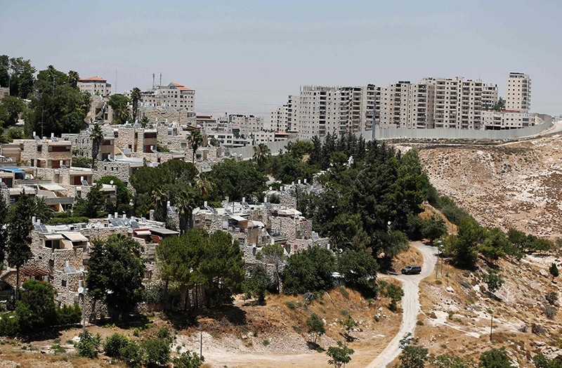 A picture taken on July 14, 2016 shows the Palestinian Shuafat refugee camp (R) behind the controversial Israeli separation wall in east Jerusalem (AFP Photo)
