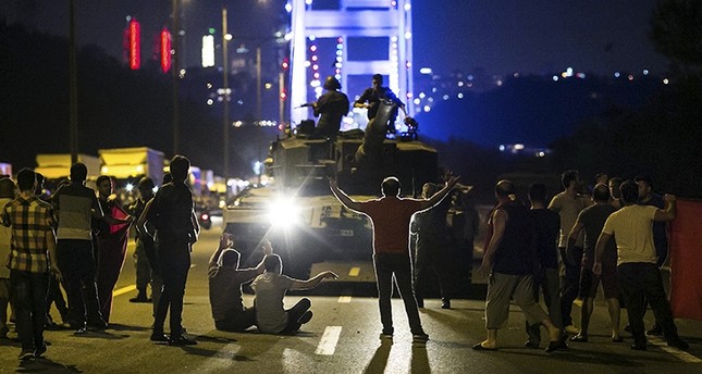 Demonstranten ergreifen Panzer von Militärs auf der Bosporus-Brücke am 16. Juli. Foto: Gürcan Öztürk/AFP