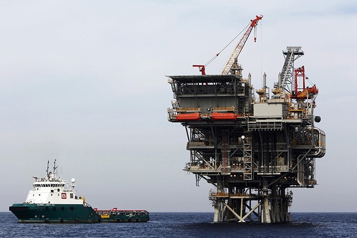 An Israeli gas platform, which produces newly discovered Israeli natural gas, is seen in the Mediterranean sea, west of the port city of Ashdod in this February 25, 2013 file picture. (Reuters Photo)