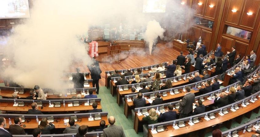 Kosova meclisinde gaz bombası atıldı