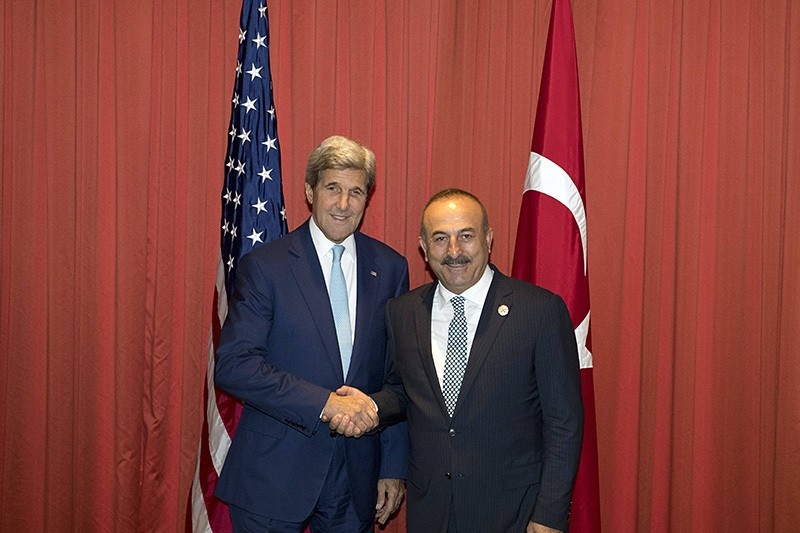 US Secretary of State John Kerry (L) and Turkish Foreign Minister Mevlut Cavusoglu (R) shake hands prior to a meeting at the G20 summit in Hangzhou. (AFP Photo)