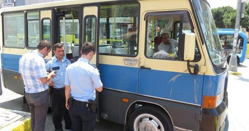 Sürücüsü bayılan minibüsü yolcular durdurdu