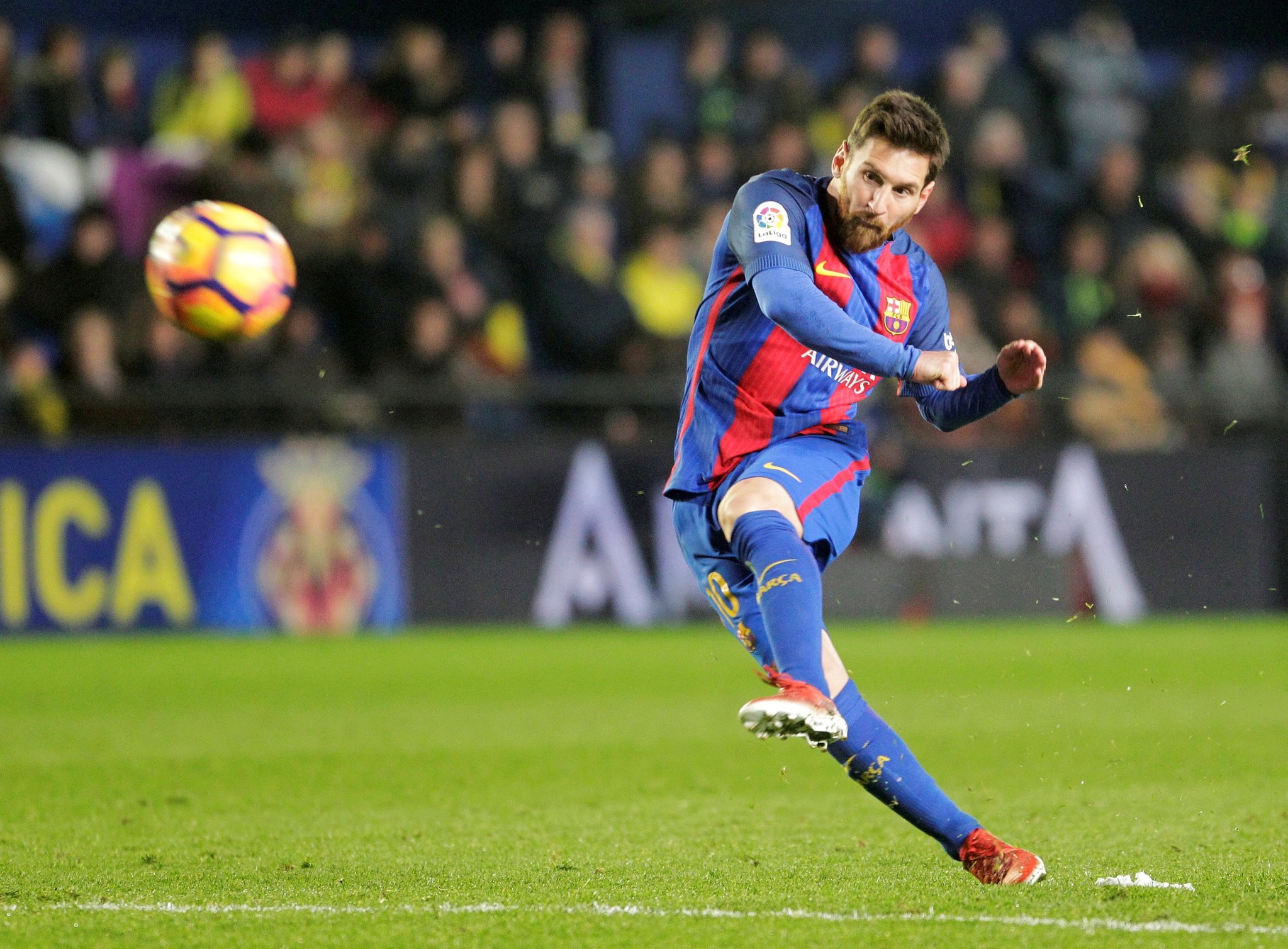 Lionel Messi shoots to score for Barcelona vs. Villarreal 08/01/17. (REUTERS Photo)