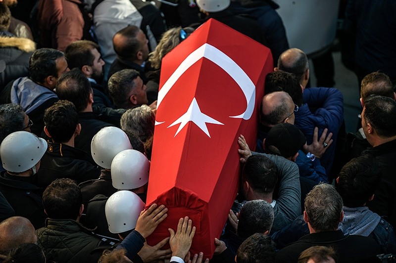 Turkish police officers carry the coffins of a comrade during a funeral ceremony at Istanbul's police headquarters on December 11, 2016 (AFP Photo)