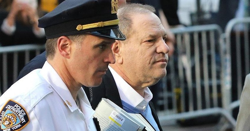 Tacizle suçlanan Weinstein New York’ta teslim oldu