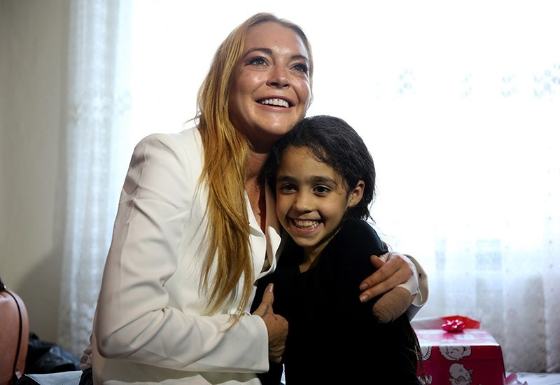 American actress/singer Lindsay Lohan visits refugees in Sultanbeyli, Istanbul on Oct. 2016. (AA Photo)