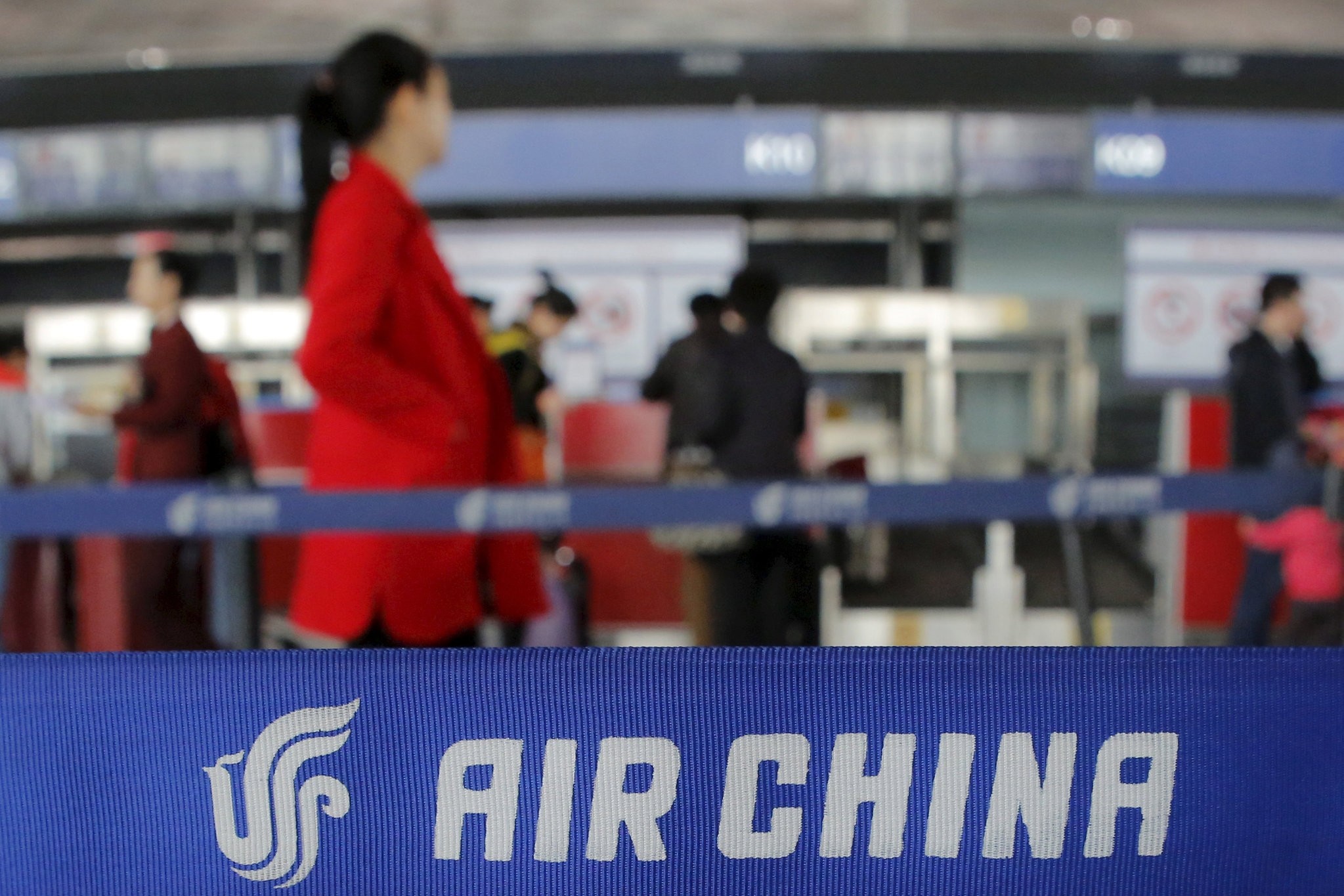 Passengers walk to ticket counters of Air China at a terminal of Beijing Capital International Airport in Beijing, China, March 28, 2016. (REUTERS Photo)