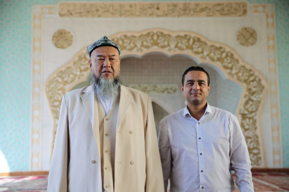 Abudurehep Turmniaz, Dean of the Xinjiang Islamic Institute (L) and Daily Sabahu2019s Ali u00dcnal