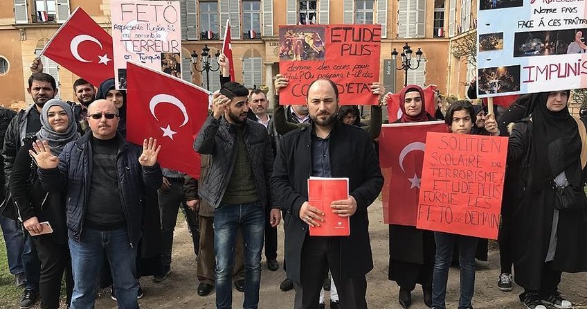 Fransa’daki Türklerden Fransız belediyesine ’FETÖ’ tepkisi
