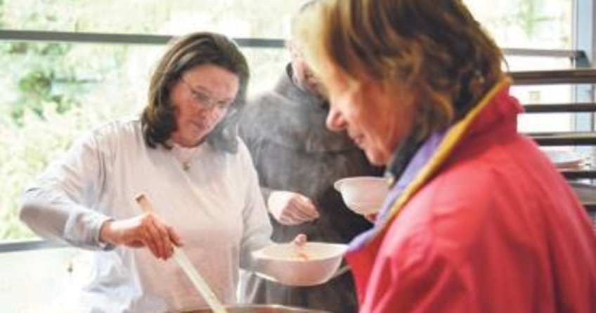 Aşevine gidip yemek dağıttı