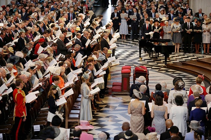 Members of the royal family on the front row (L) stand with the congregation to sing during a national service of thanksgiving for the 90th birthday of Britain's Queen Elizabeth II at St Paul's Cathedral in London on June 10, 2016. (AFP Photo)