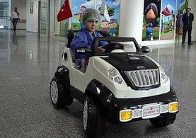 Çocuklar ameliyata akülü arabayla giriyor
