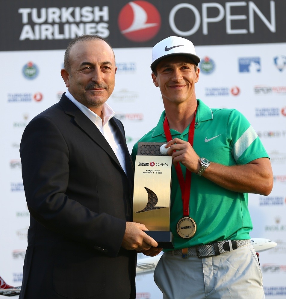 Foreign Minister Mevlu00fct u00c7avuu015fou011flu presented the award to Thorbjorn Olesen who won the Turkish Airlines Open.