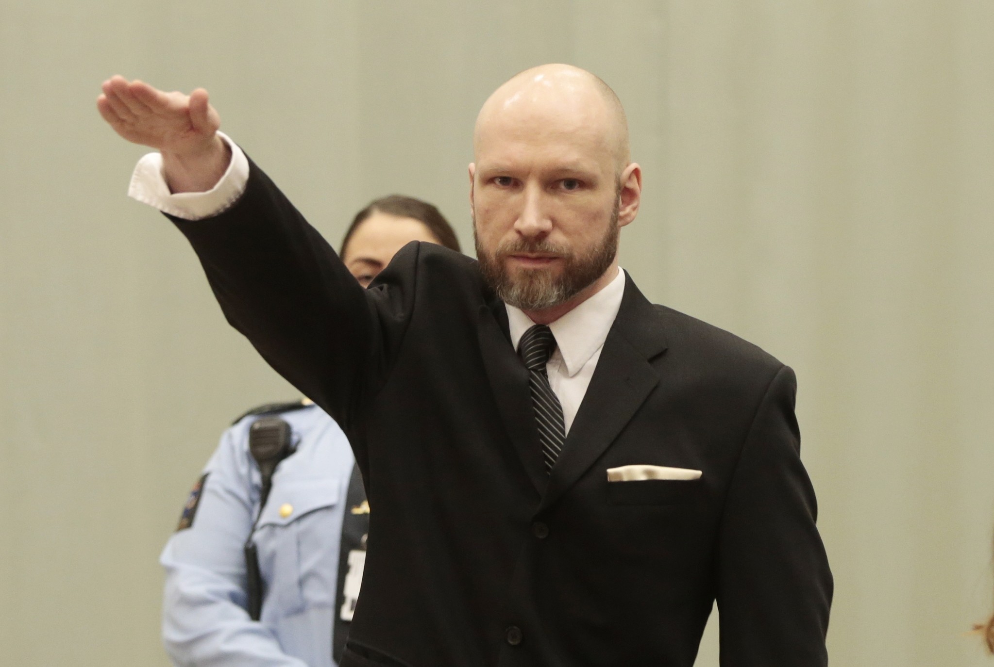 Anders Behring Breivik makes a Nazi salute ahead his appeal hearing at a court at the Telemark prison in Skien, Norway, on January 10, 2017. (AFP Photo)