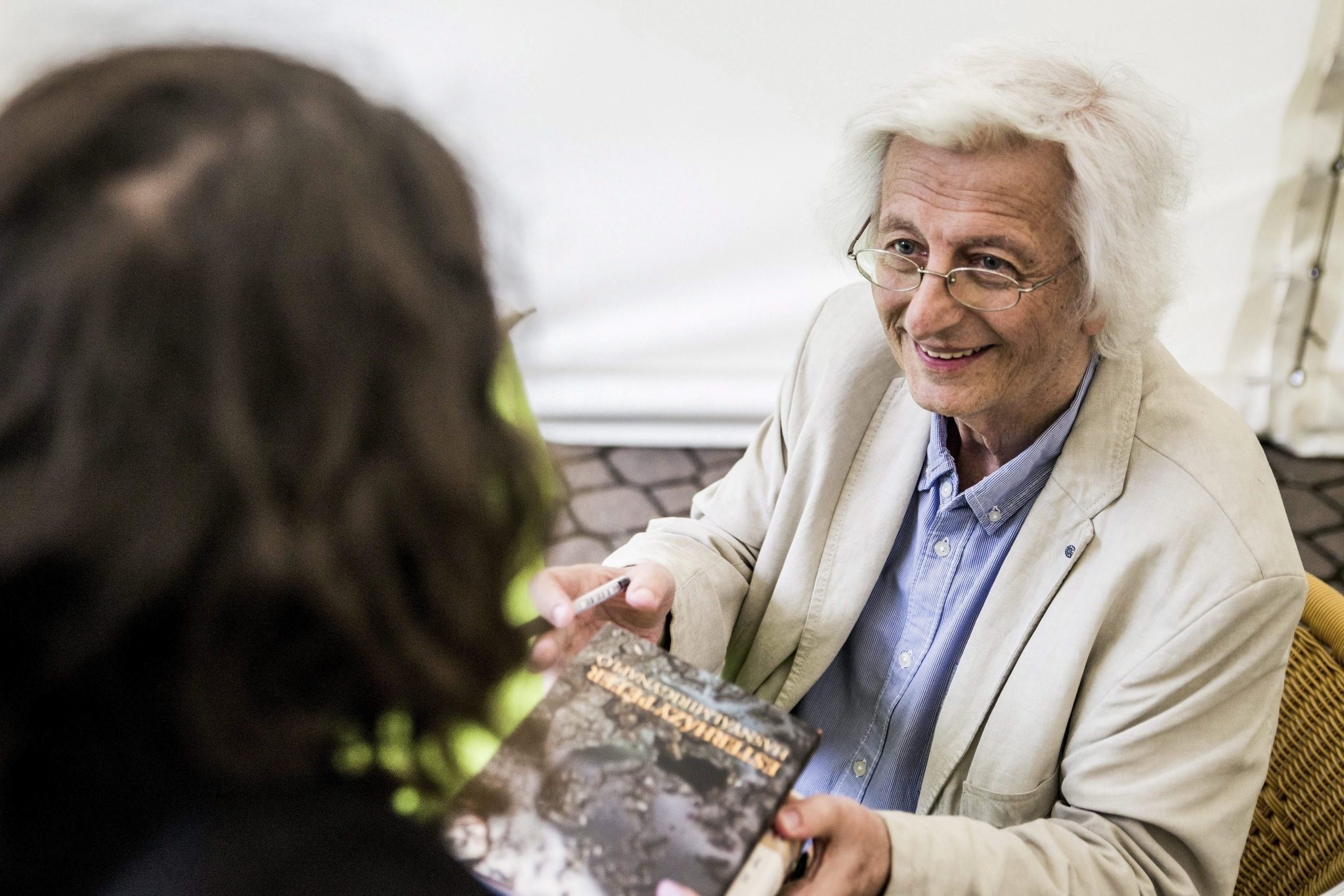 Kossuth Prize laurate Hungarian writer Peter Esterhazy (R) dedicating a book during the 87th Festive Book Week, in Budapest, Hungary. (EPA Photo)