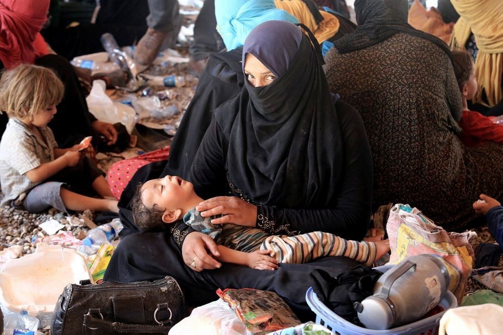 A displaced woman and child, who fled al-Shirqat due to DAESH violence.