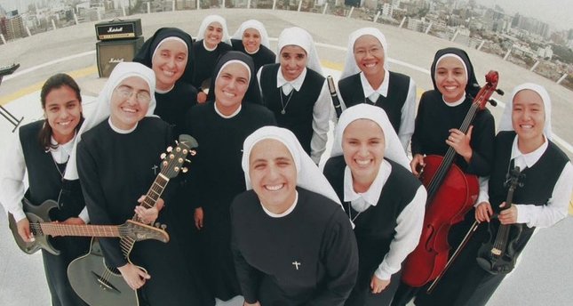 Katolikleri coşturan rockçı rahibeler