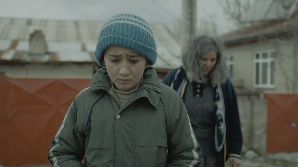 Following a childu2019s dreams and search for justice in Aku015fehir, a small town in Central Anatolia. The filmu2019s protagonist, Ali, works in a garage to support his  family, which is having a hard time making ends meet with the fatheru2019s untimely death.