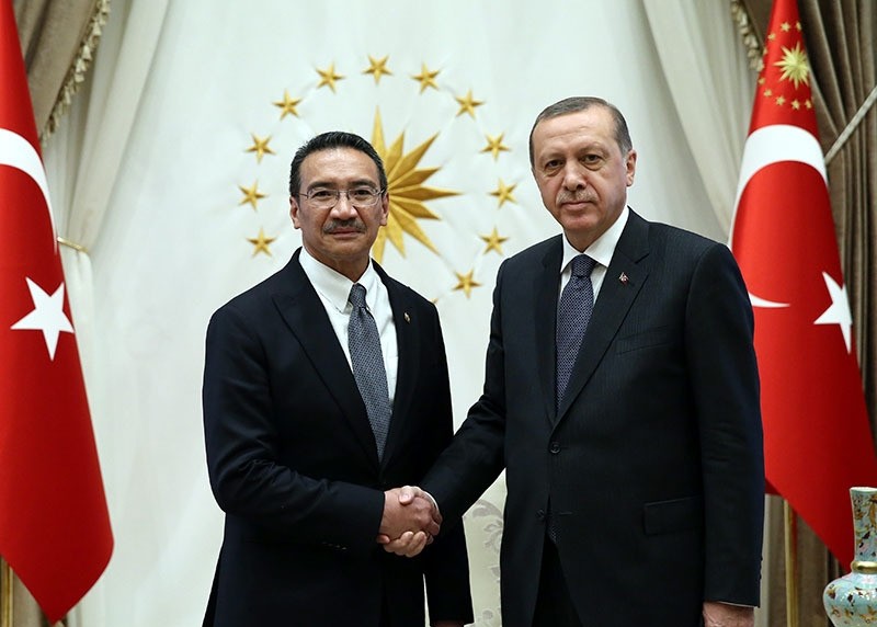 Malaysia's Defense Minister Hishammuddin Hussein (L) shakes hands with Turkey's President Recep Tayyip Erdou011fan (R) (AA Photo)