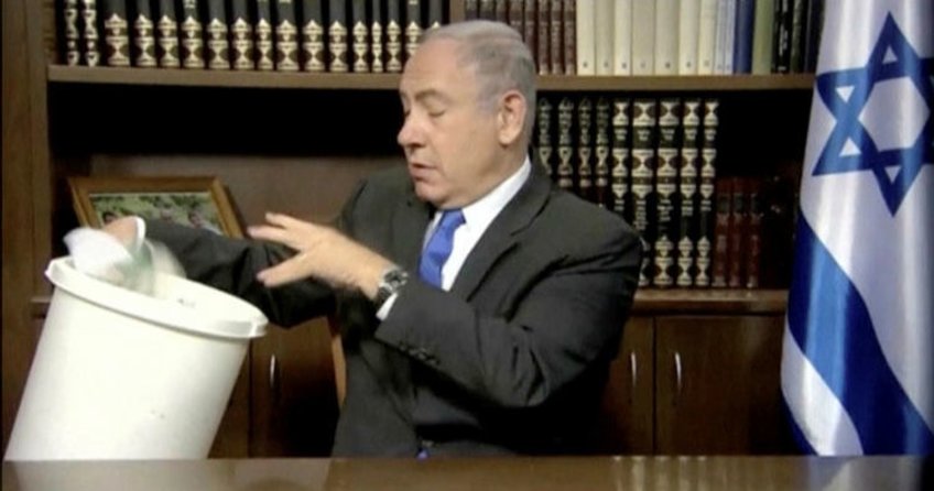 Binyamin Netanyahu, Hamas'ın siyaset belgesini yırttı