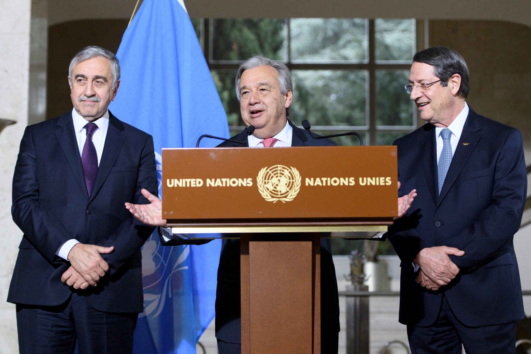  Antonio Guterres (C) speaks next to Greek Cypriot President Nicos Anastasiades (R) and Turkish Cypriot leader Mustafa Akinci. (Reuters Photo)