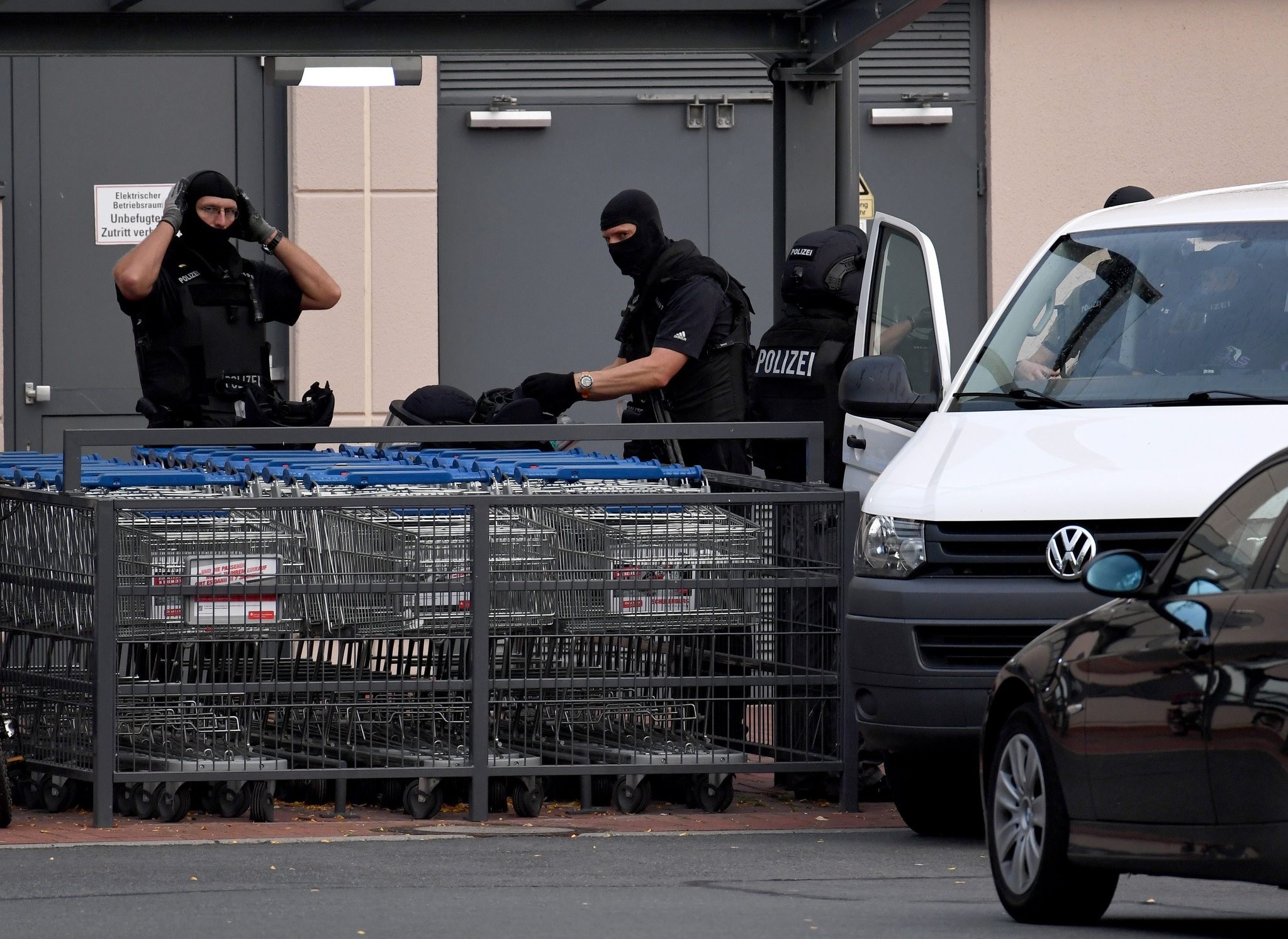 Police officers outside the 'Weserpark' shopping center in Bremen, Germany, 27 July 2016. (EPA Photo)