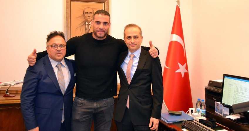 Dünya ağırsıklet boks şampiyonu Charr, Türkiye yolunda