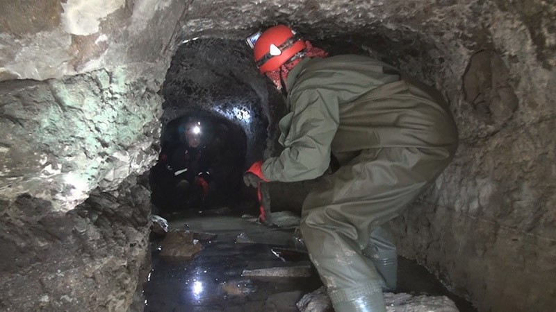 Experts exploring the 2,500-year-old cave found in Ordu, Turkey. (IHA Photo)