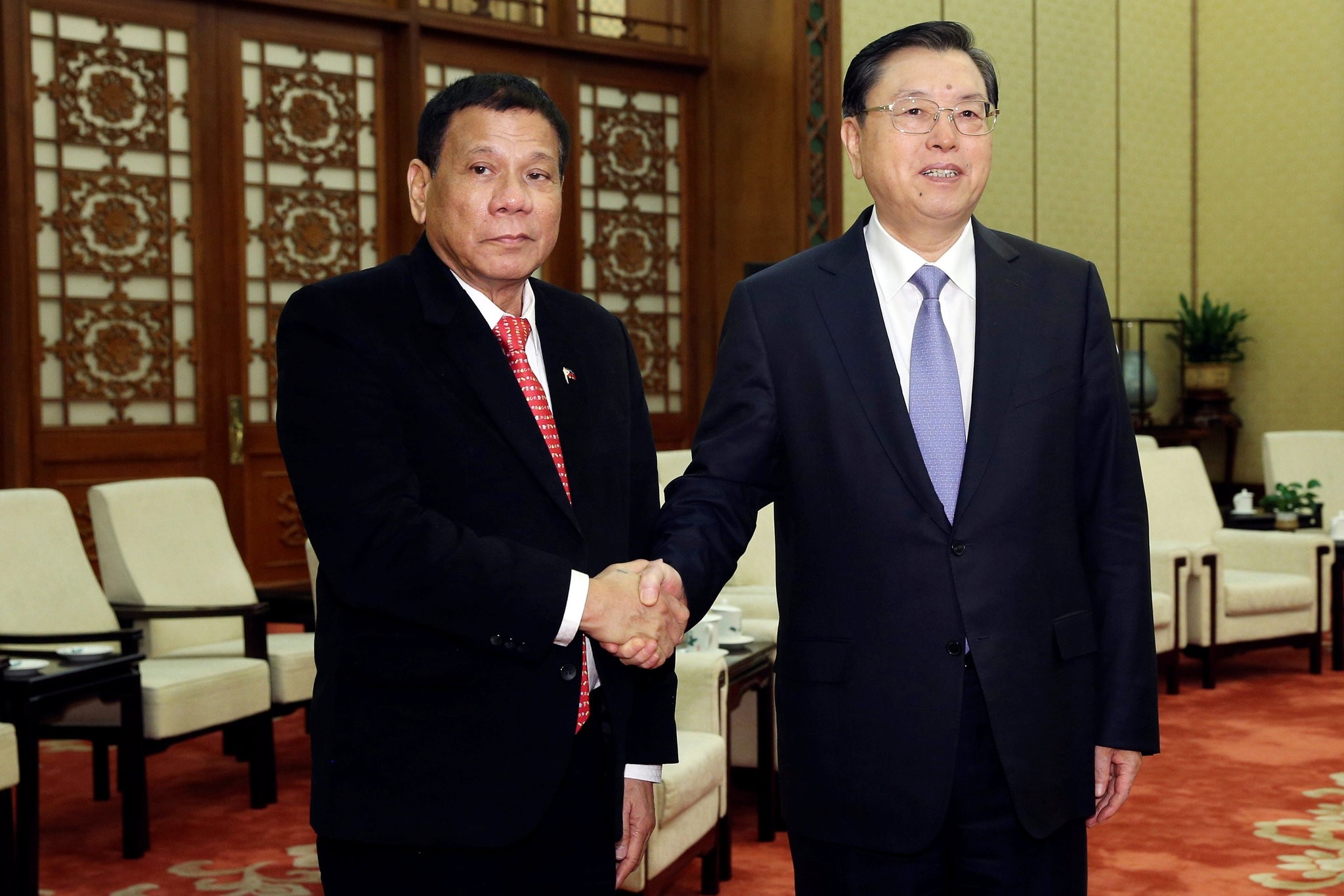 Philippines President Rodrigo Duterte (L) shakes hands with Zhang Dejiang, Chairman of the Standing Committee of the National People's Congress of China ahead of a meeting at the Great Hall of the People in Beijing, China, 20.10.2016. (Reuters Photo)