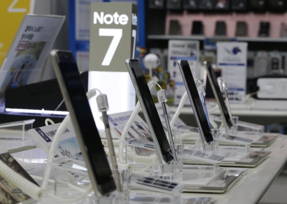 Powered-off Samsung Electronics Galaxy Note 7 smartphones are displayed at the company's service center in Seoul.