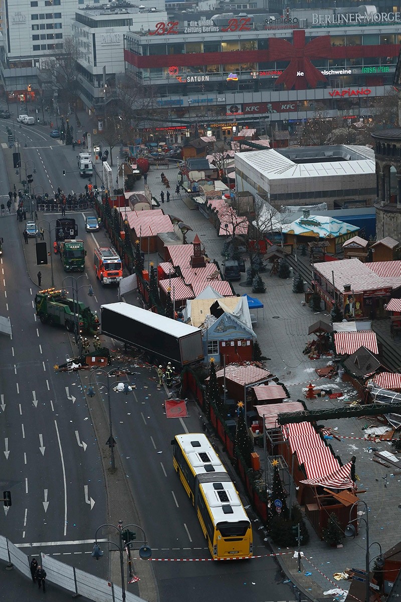 Forensic experts examine the scene around a truck that crashed into a Christmas market on Dec. 20, 2016 in Berlin. (AFP Photo)