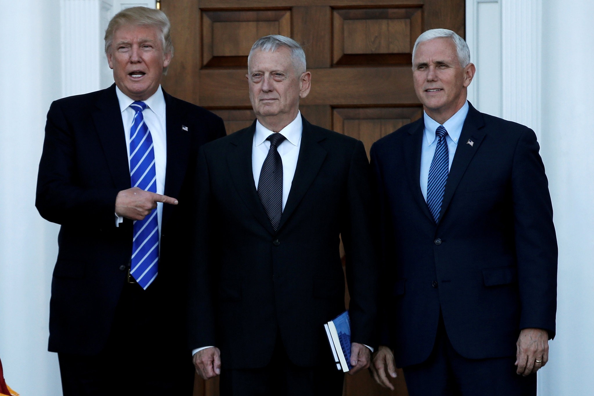 Trump (L) and Vice President-elect Mike Pence (R) greet retired Marine General James Mattis in Bedminster, New Jersey, U.S., November 19, 2016. (REUTERS Photo)