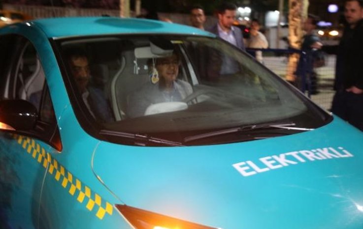 ELEKTRİKLİ TAKSİLER TAKSİM MEYDANI'NDA GÖRÜCÜYE ÇIKTI