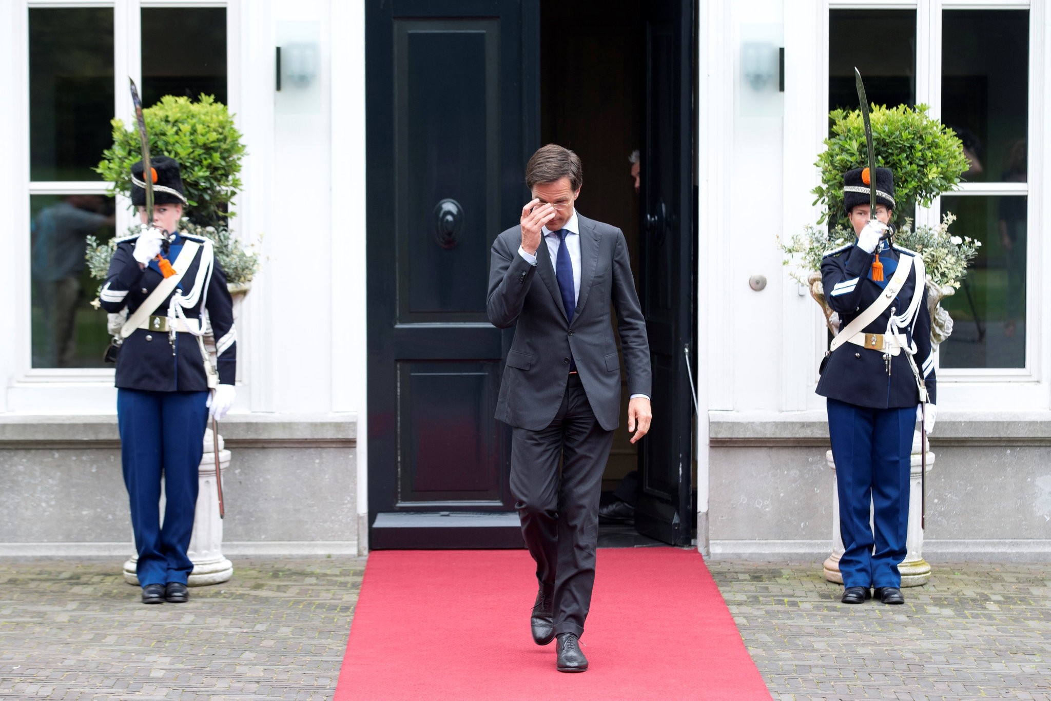 Dutch Prime Minister Mark Rutte waits for Israeli Prime Minister Benjamin Netanyahu in the Hague, the Netherlands, September 6, 2016. (REUTERS Photo)