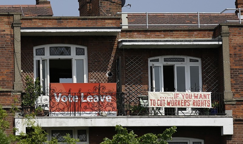 Banners of opposing views on Britain's so-called Brexit referendum on EU membership are displayed on the balconies of two neighbouring flats in the Gospel Oak area of north London, Friday, May 27, 2016 (AP Photo)