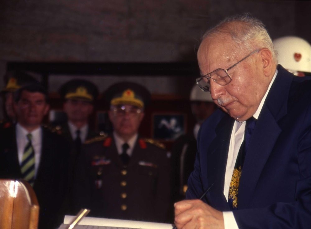 Necmettin Erbakan in an official ceremony at Atatu00fcrk Mausoleum. He resigned upon the 1997 military memorandum.