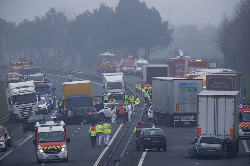 French rescue services work at the scene of an accident involving forty vehicles which crashed due to fog on the road between La Roche-sur-Yon and Sables-d'Olonne, France on 20 Dec. 2016. (Reuters Photo)