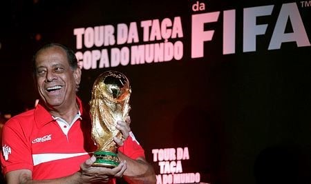 Brazilian former soccer player Carlos Alberto Torres holds the trophy during the FIFA World Cup ,Trophy Tour, at Maracana stadium in Rio de Janeiro April 22, 2014. (REUTERS Photo)