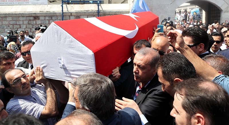 President Recep Tayyip Erdou011fan carries the coffin of Ilhan Varank, brother of Erdou011fan's advisor, along with the people. (EPA Photo)