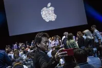  A man takes a selfie while waiting for the start of an Apple event at the Worldwide Developer's Conference on June 13, 2016 in San Francisco, California. (AFP Photo)