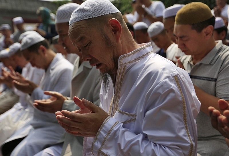 Muslims pray at the Niujie Mosque to celebrate Eid al-Fitr in Beijing, China, 06 July 2016 (EPA Photo)