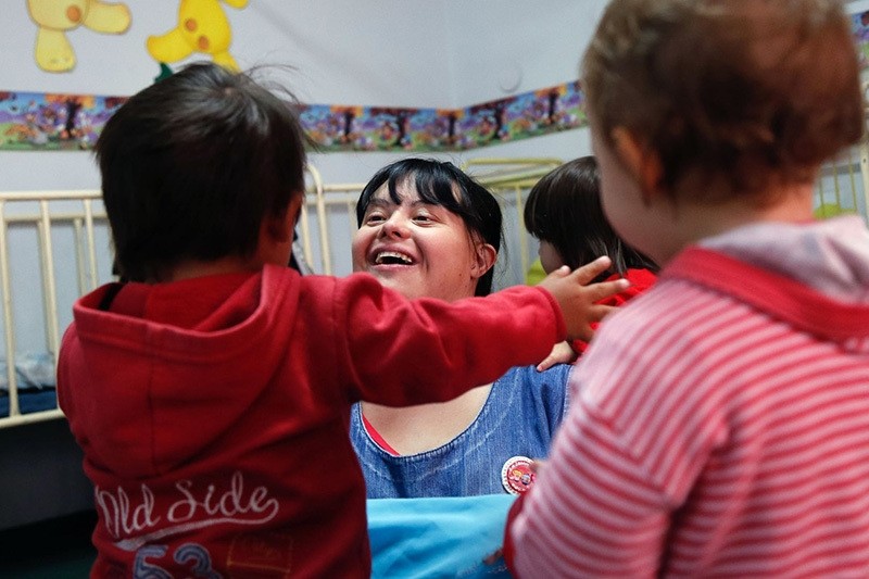 Noelia Garella (C), a kindergarten teacher born with Down Syndrome, plays with children at the Jeromito kindergarten in Cordoba, Argentina, Sept. 29, 2016. (AFP Photo)
