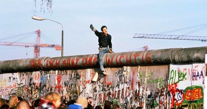 Berlin Duvarı yıkılalı 27 yıl oldu